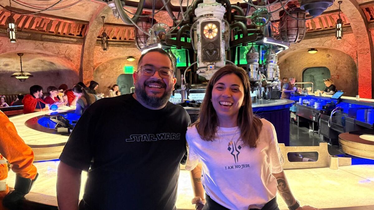 Alejandro y Fernanda en una cantina de Star Wars